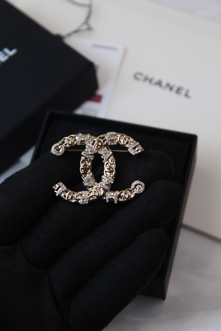 Bracelets & brooches