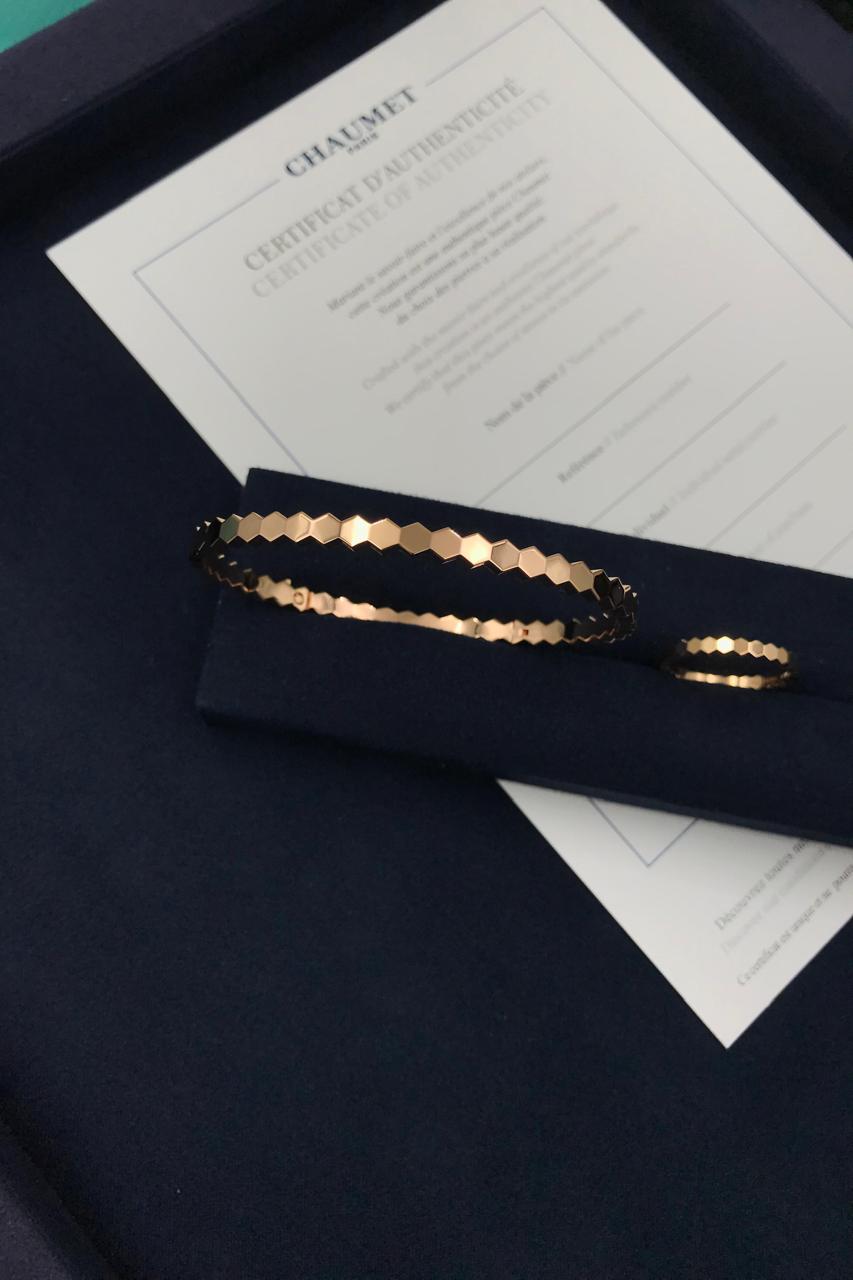 Bracelets & brooches