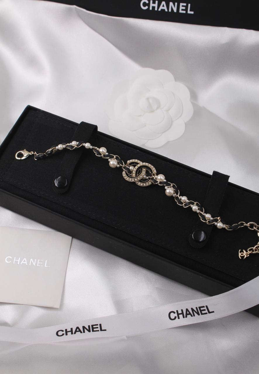 Bracelets & brooches