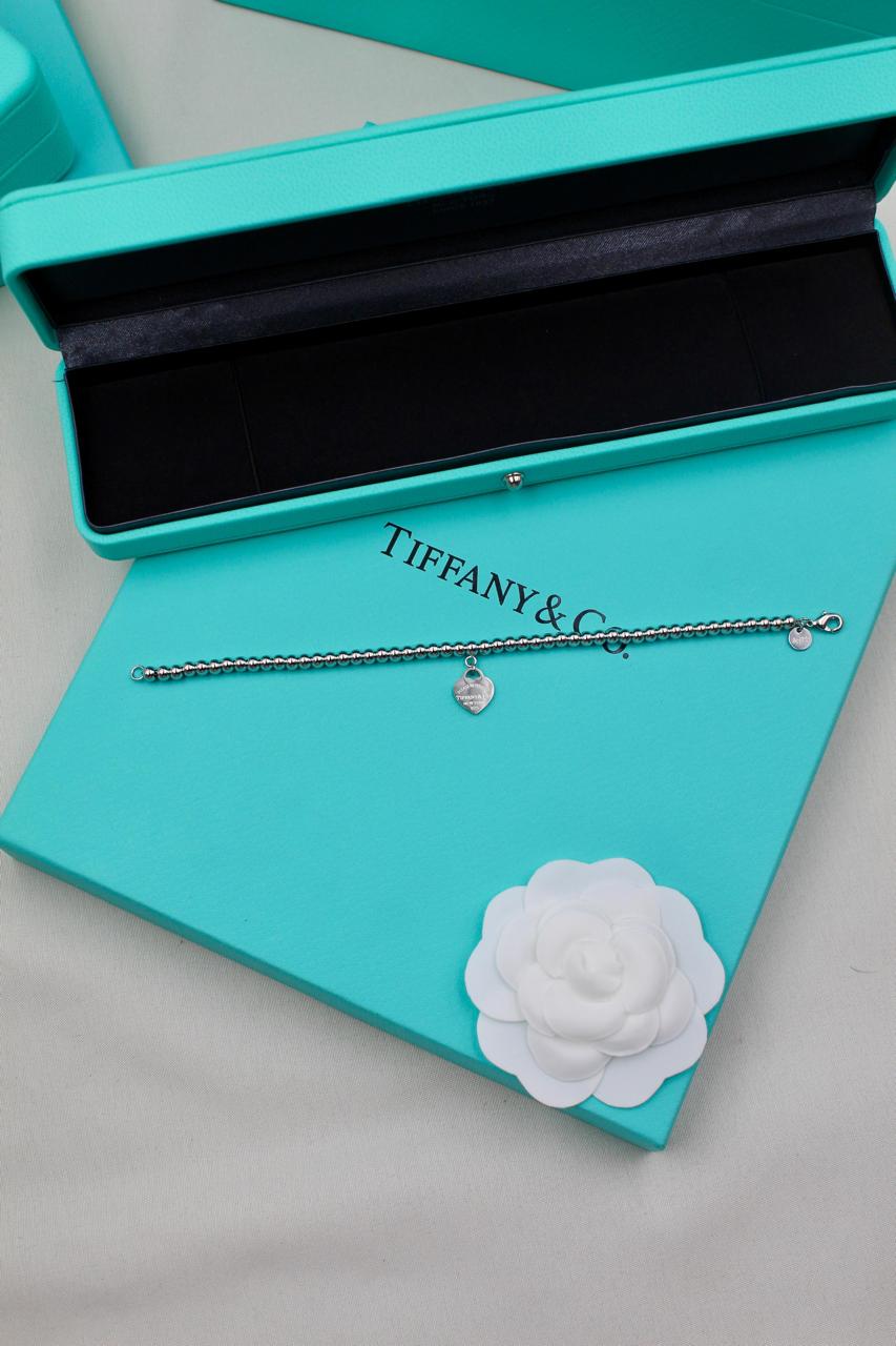 Bracelets & brooches