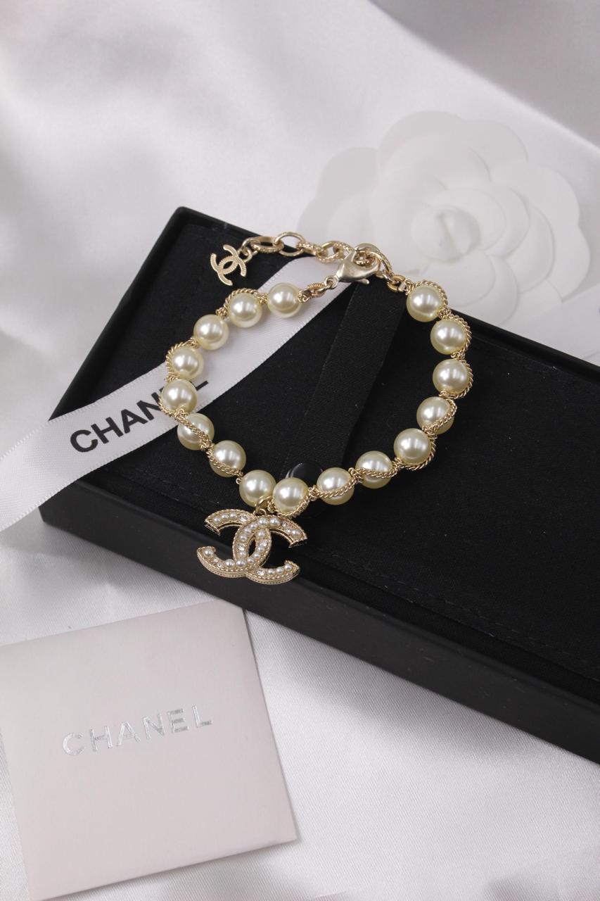 Bracelets & brooches