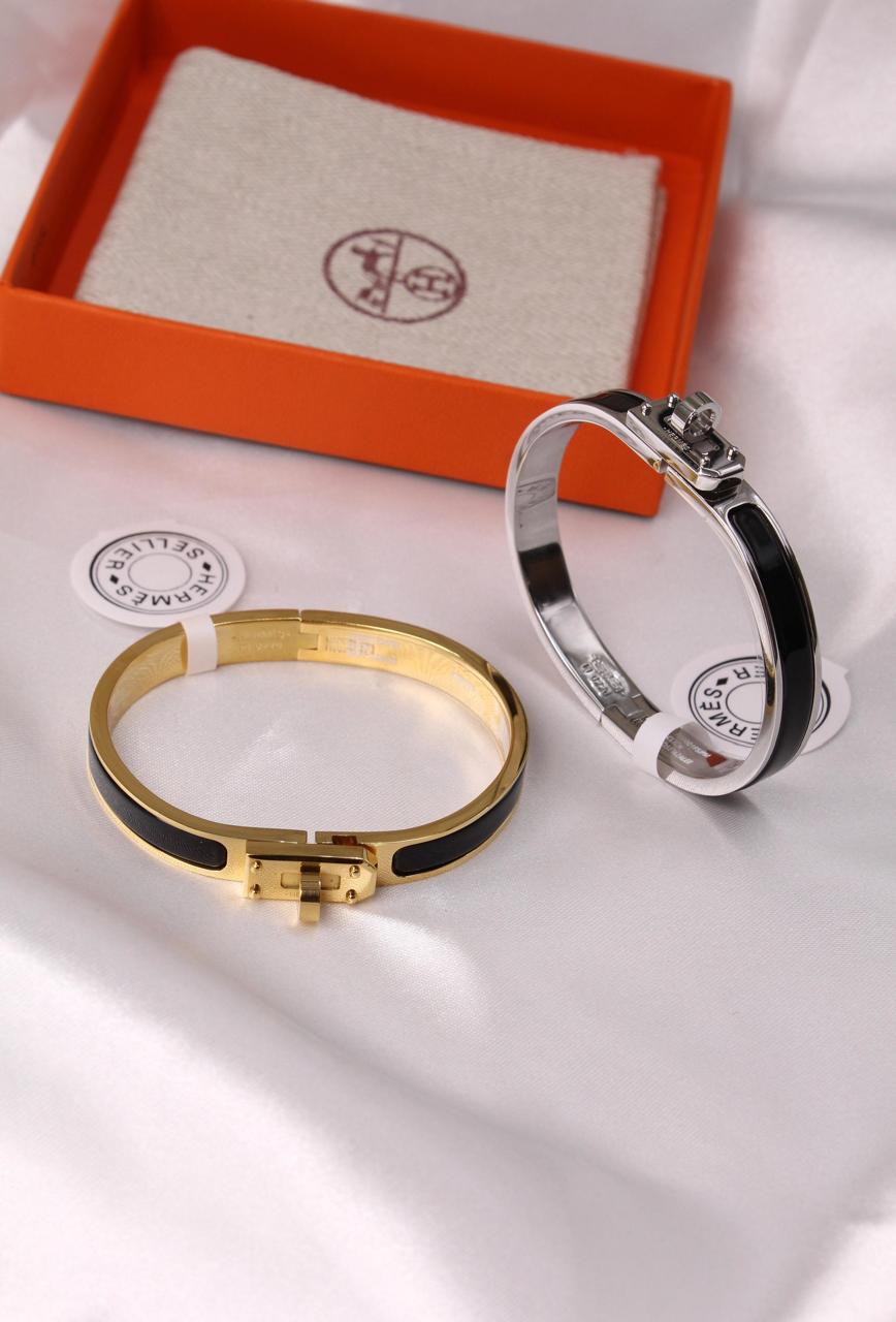 Bracelets & brooches