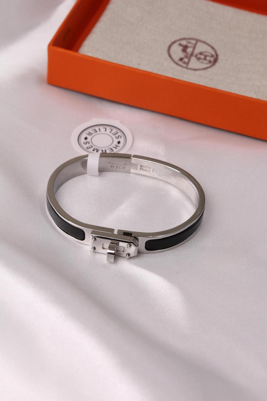 Bracelets & brooches