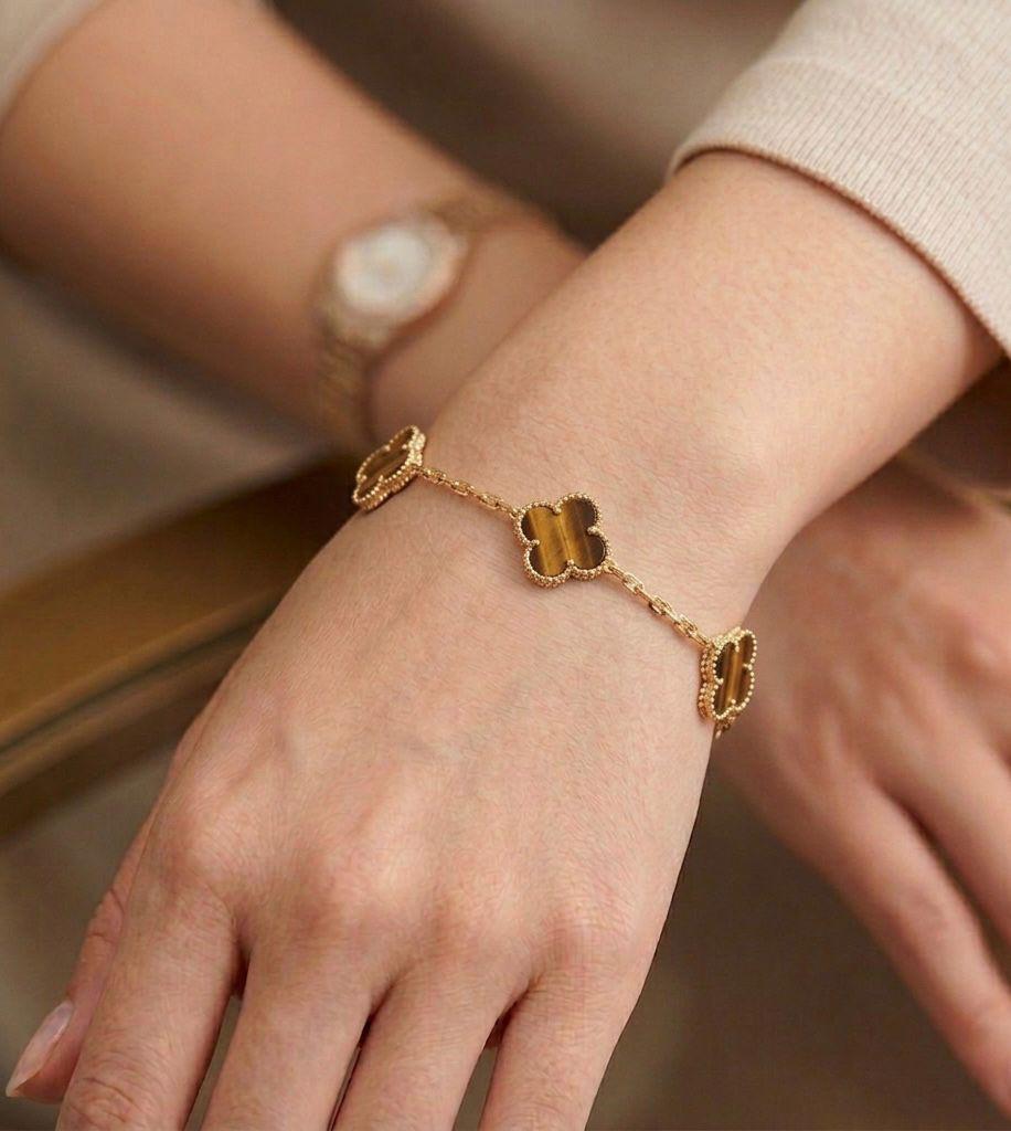 Bracelets & brooches