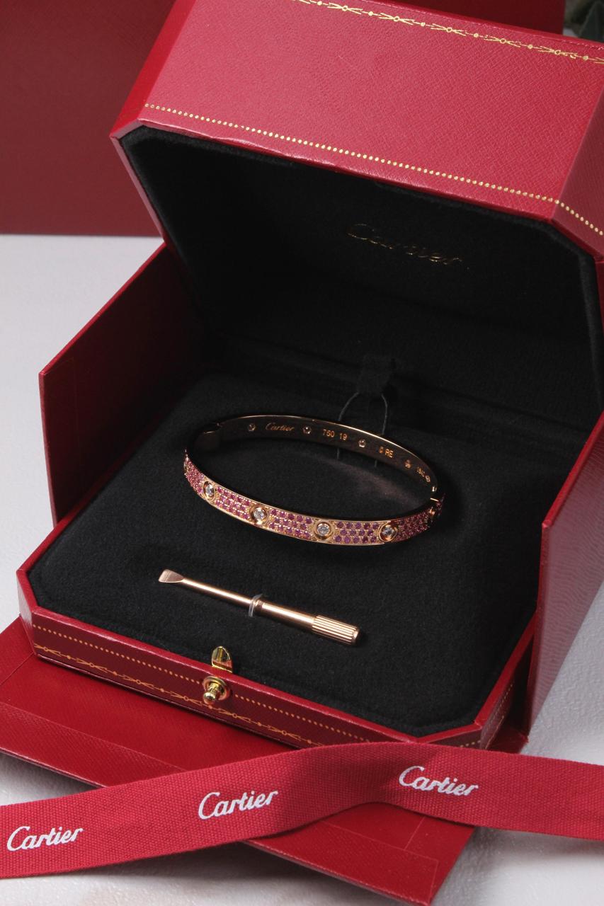 Bracelets & brooches