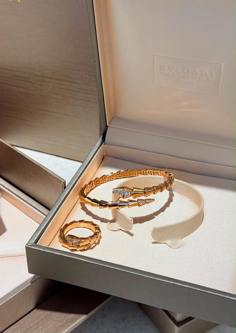 Bracelets & brooches
