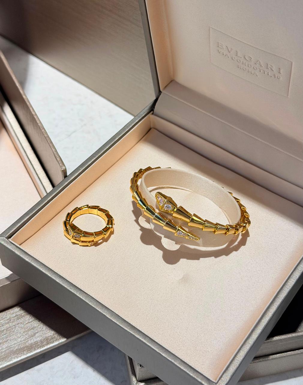 Bracelets & brooches