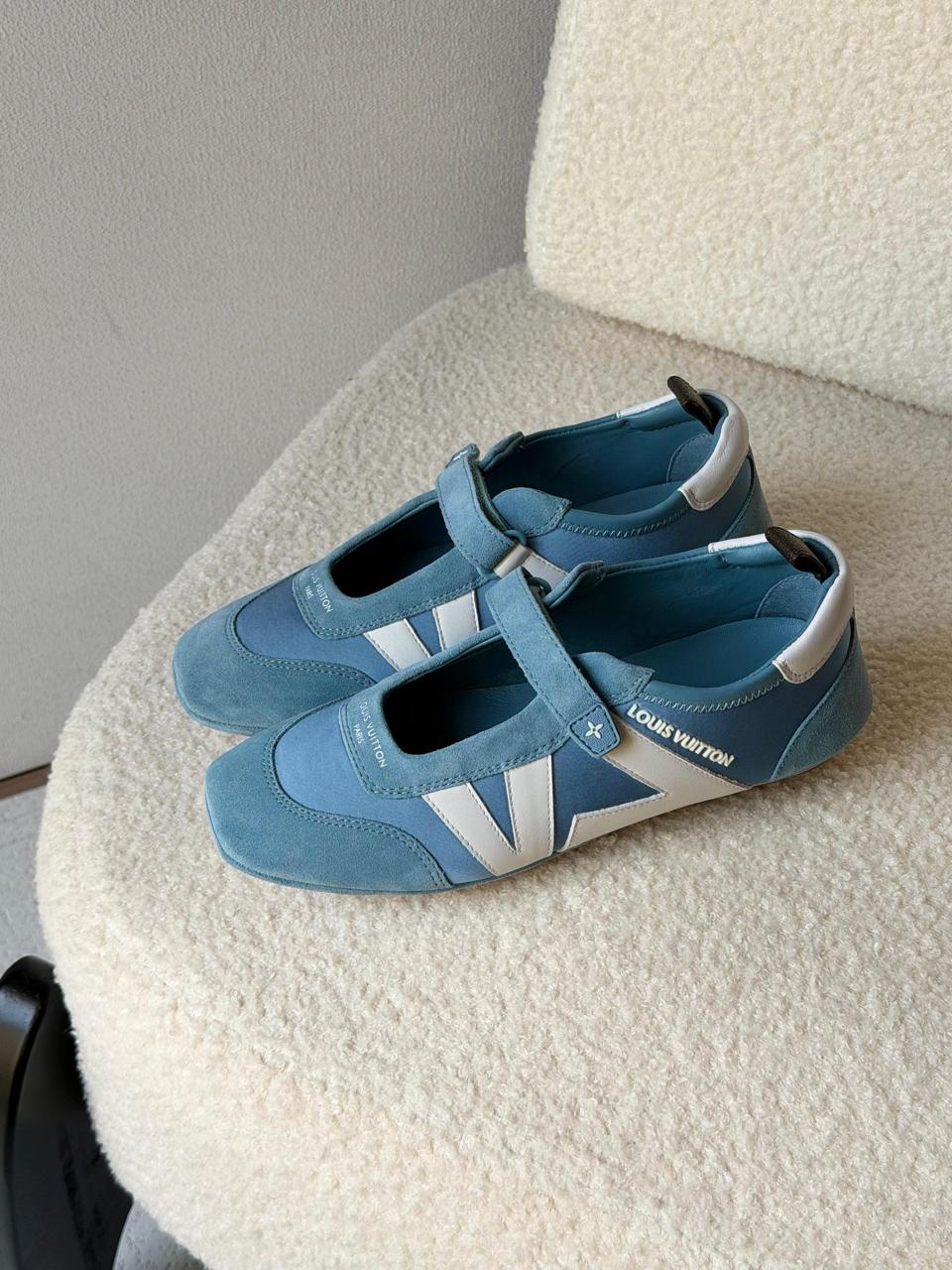 Ladies sneakers
