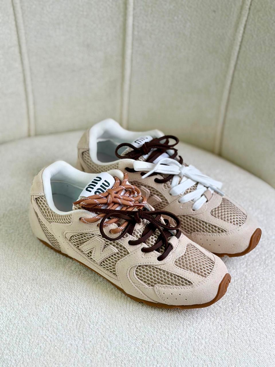 Ladies sneakers