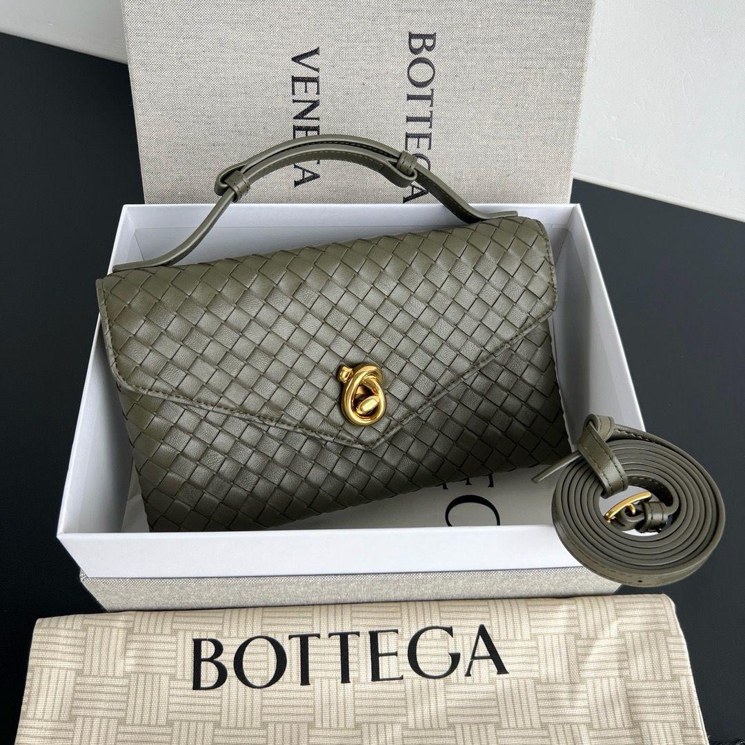 Ladies bo**ega bags