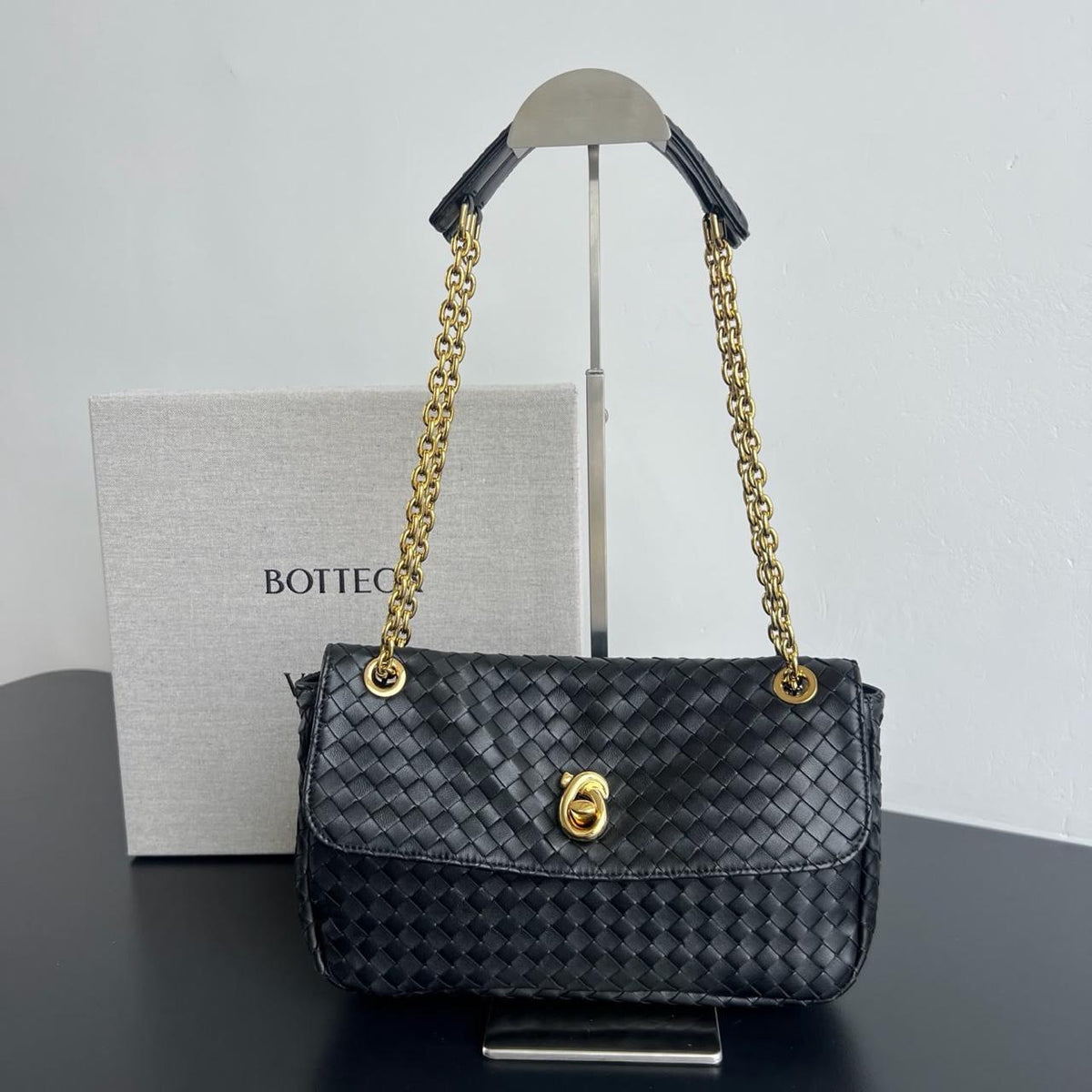 Ladies bo**ega bags
