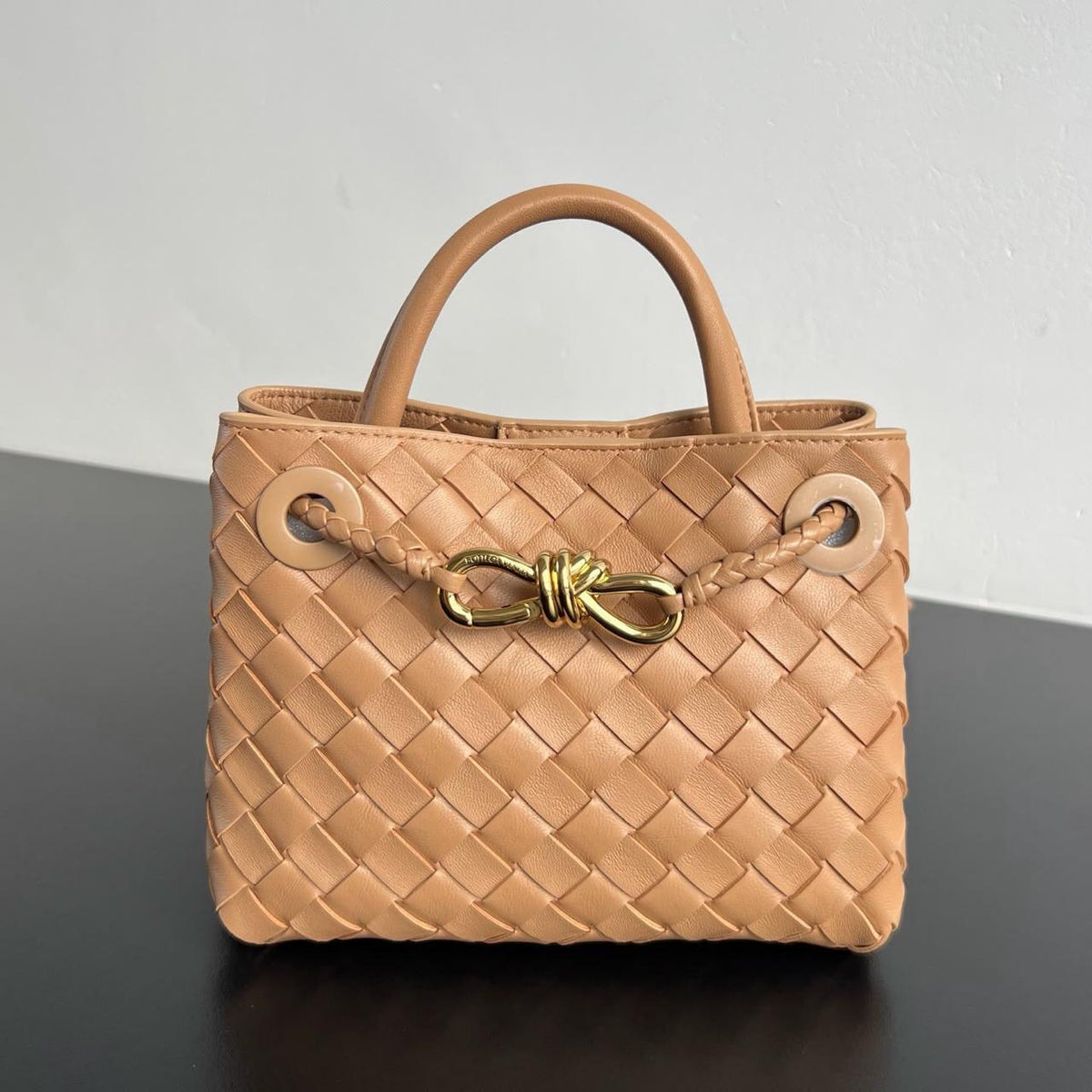 Ladies bo**ega bags