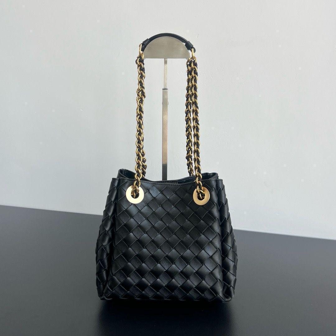 Ladies bo**ega bags