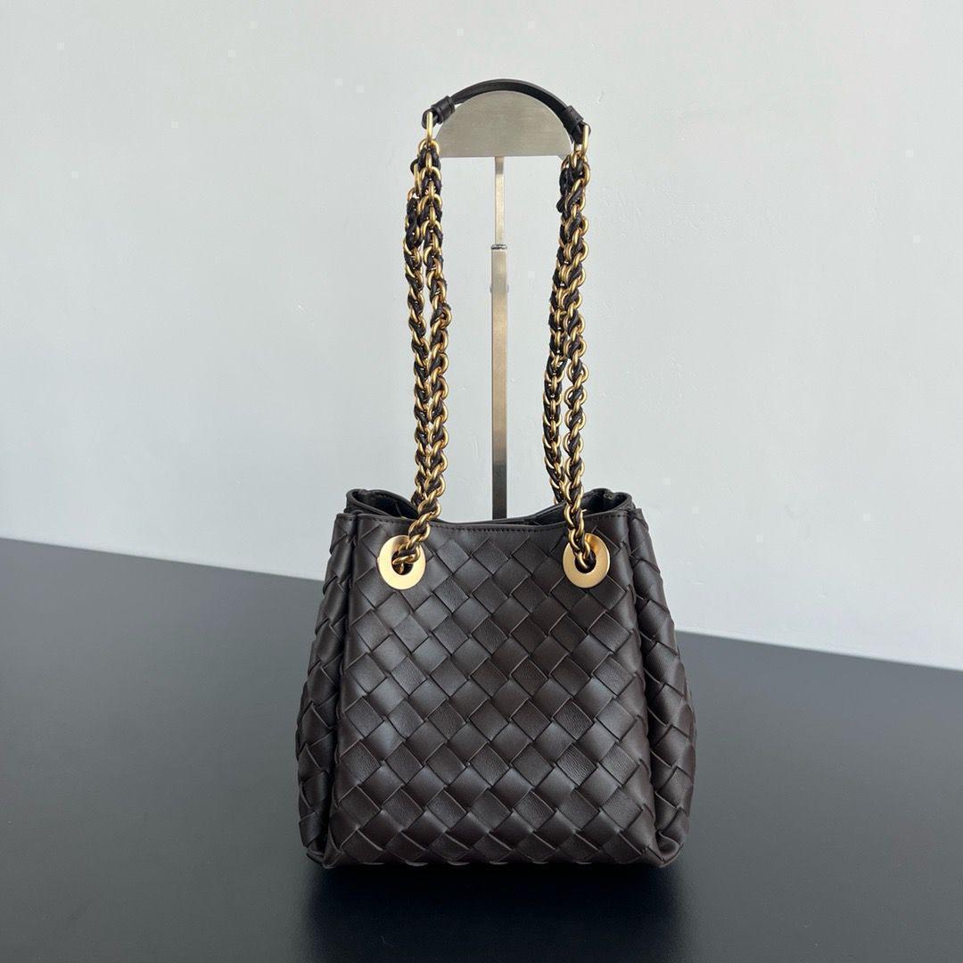 Ladies bo**ega bags