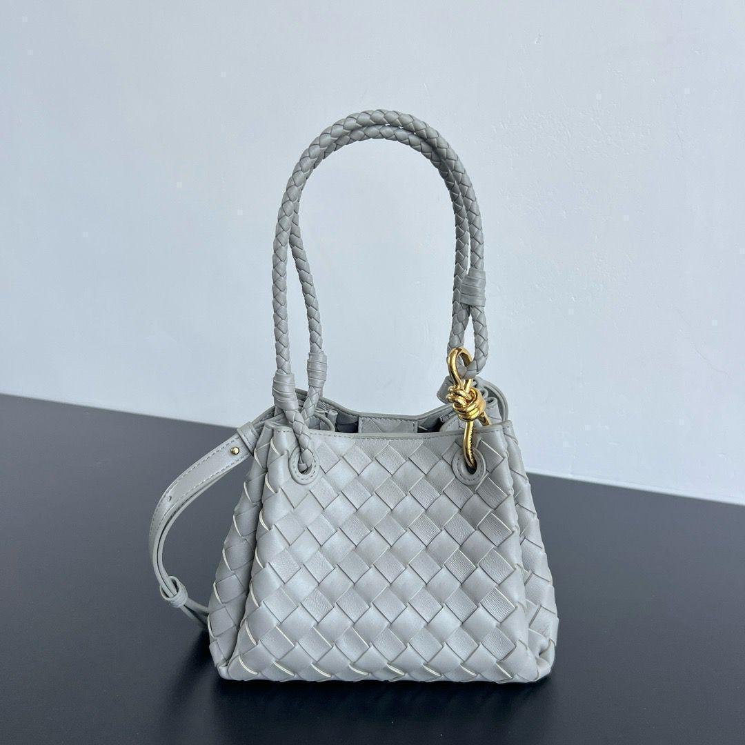 Ladies bo**ega bags