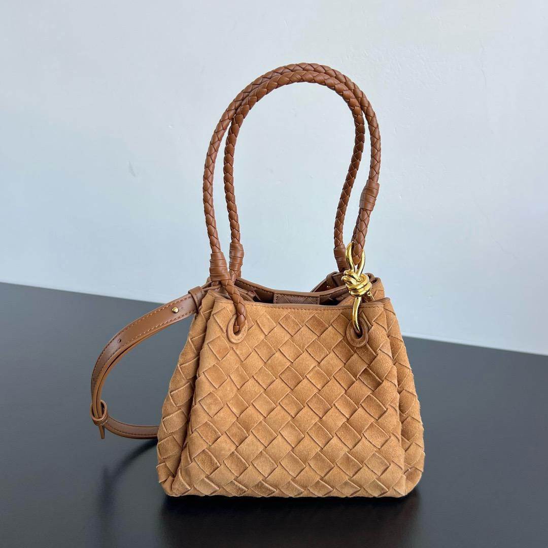Ladies bo**ega bags