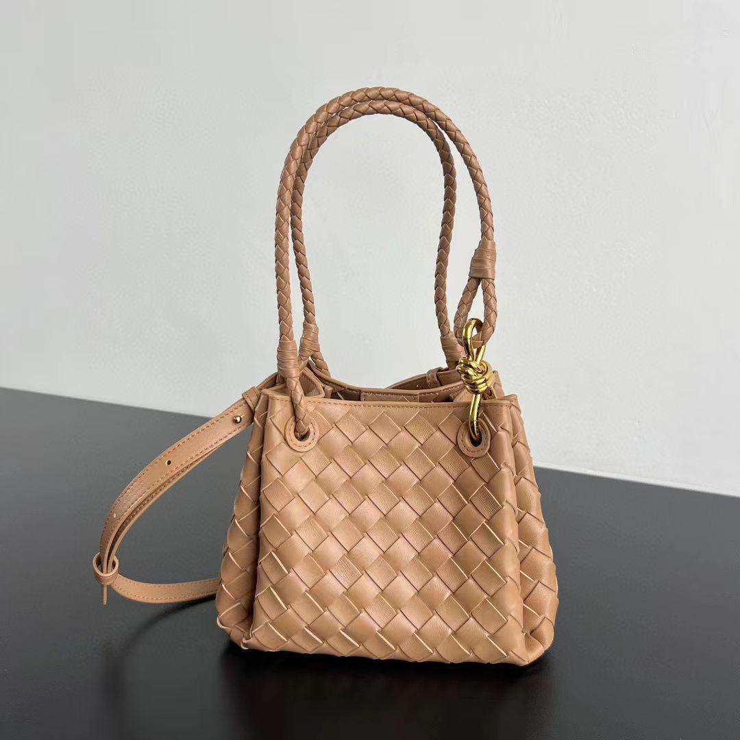 Ladies bo**ega bags