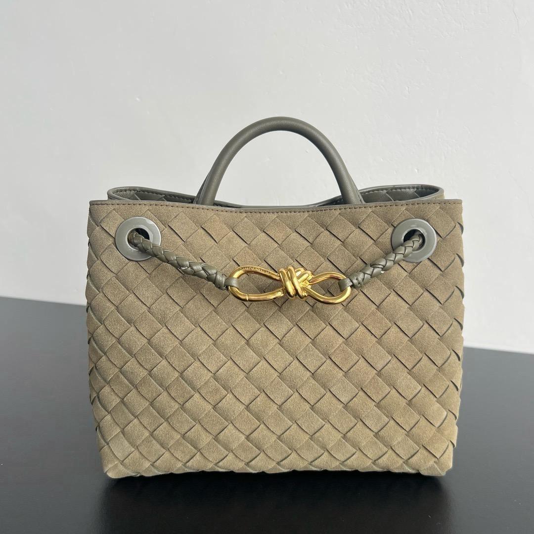 Ladies bo**ega bags