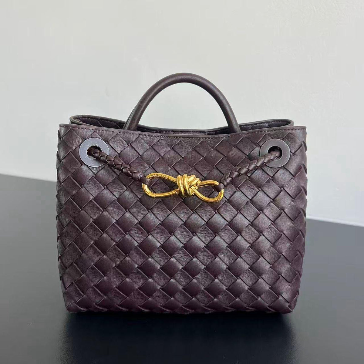 Ladies bo**ega bags