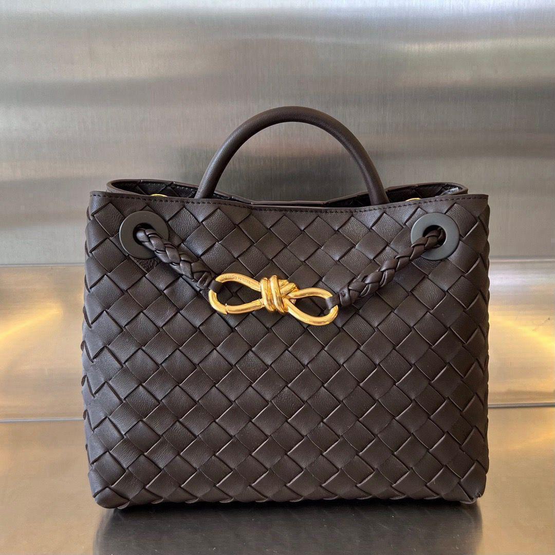 Ladies bo**ega bags