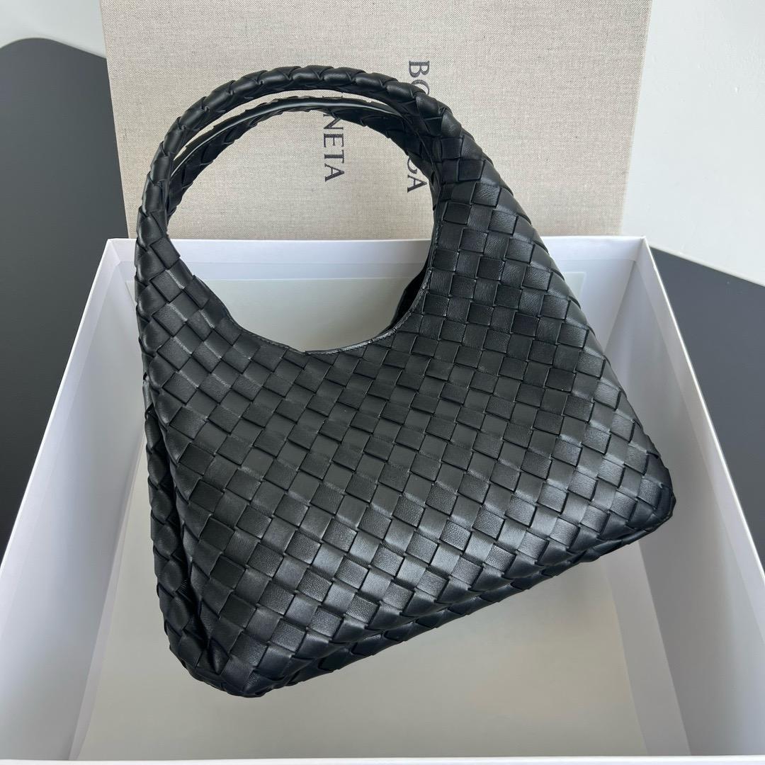 Ladies bo**ega bags