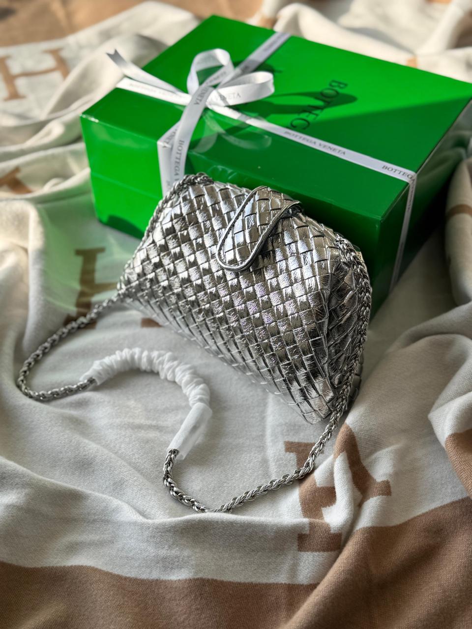 Ladies bo**ega bags