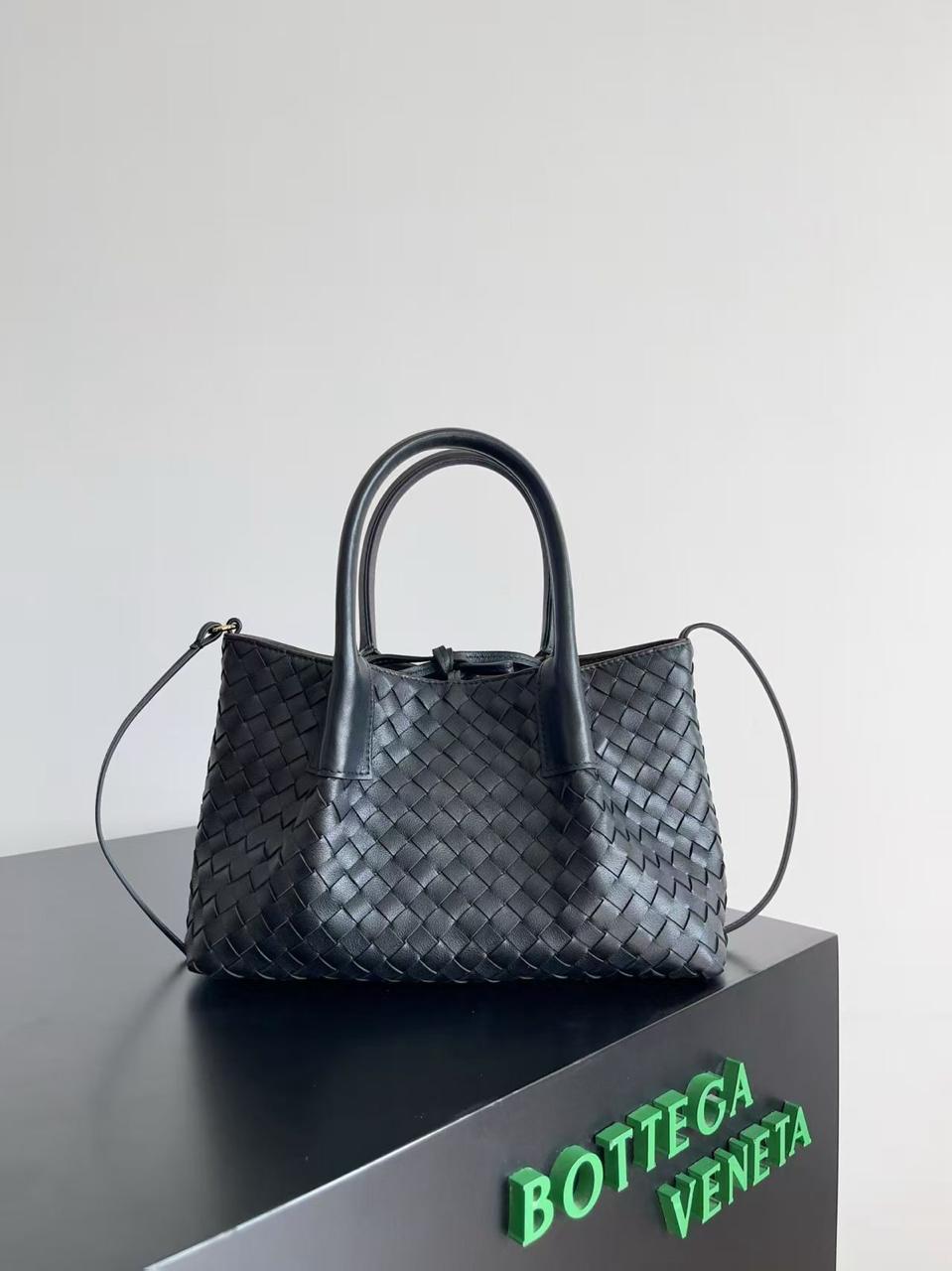 Ladies bo**ega bags