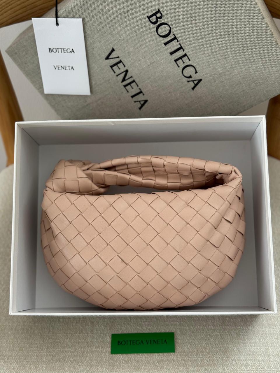 Ladies bo**ega bags