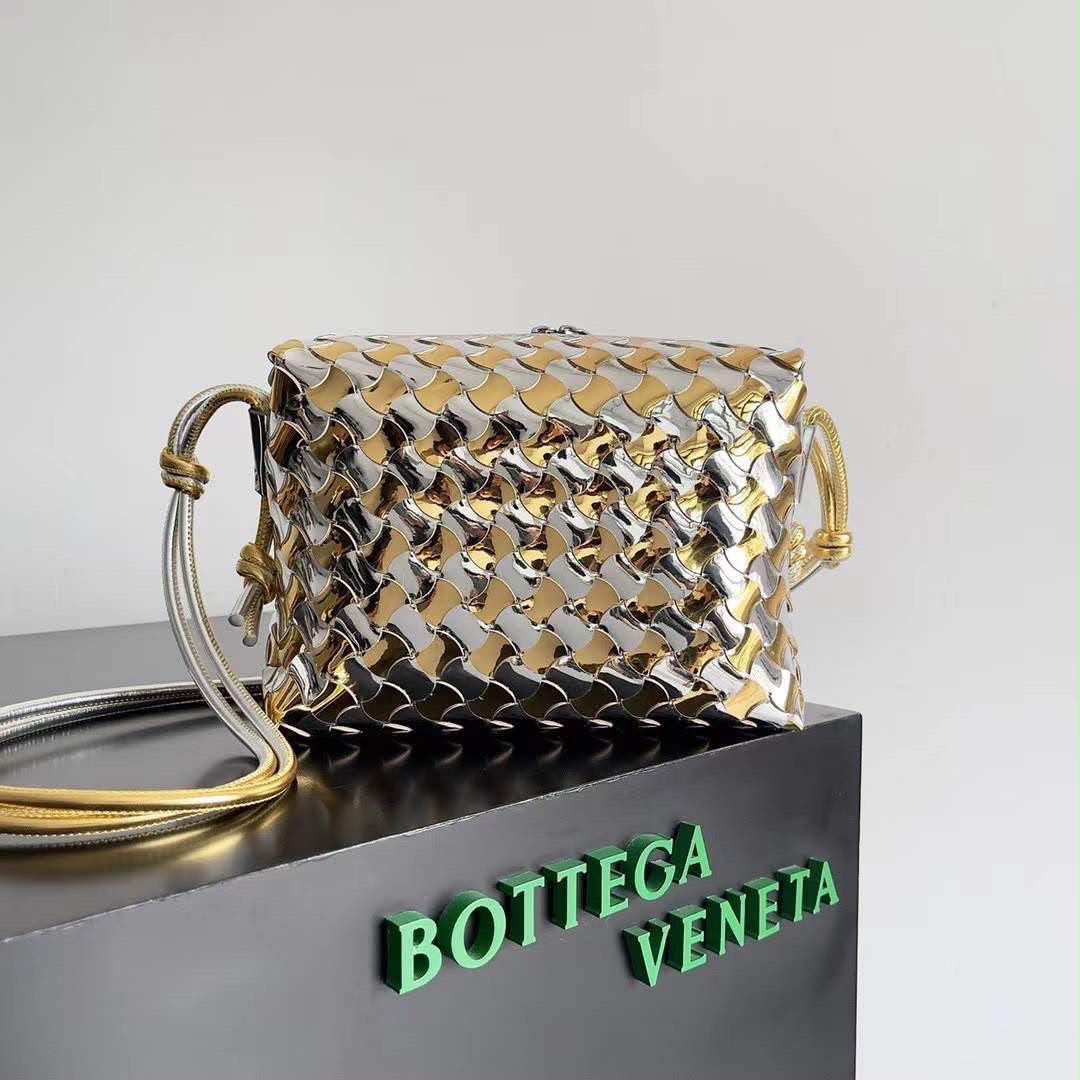 Ladies bo**ega bags