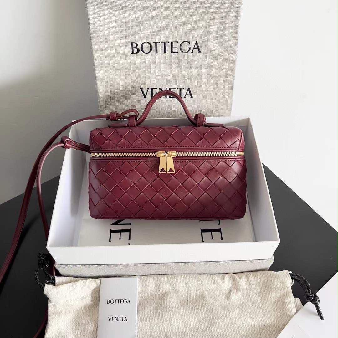 Ladies bo**ega bags