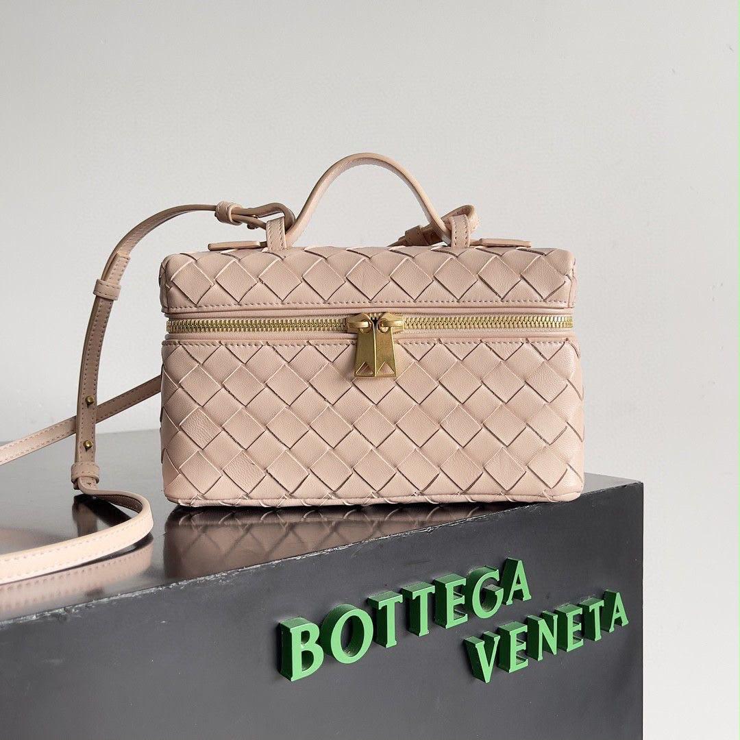 Ladies bo**ega bags
