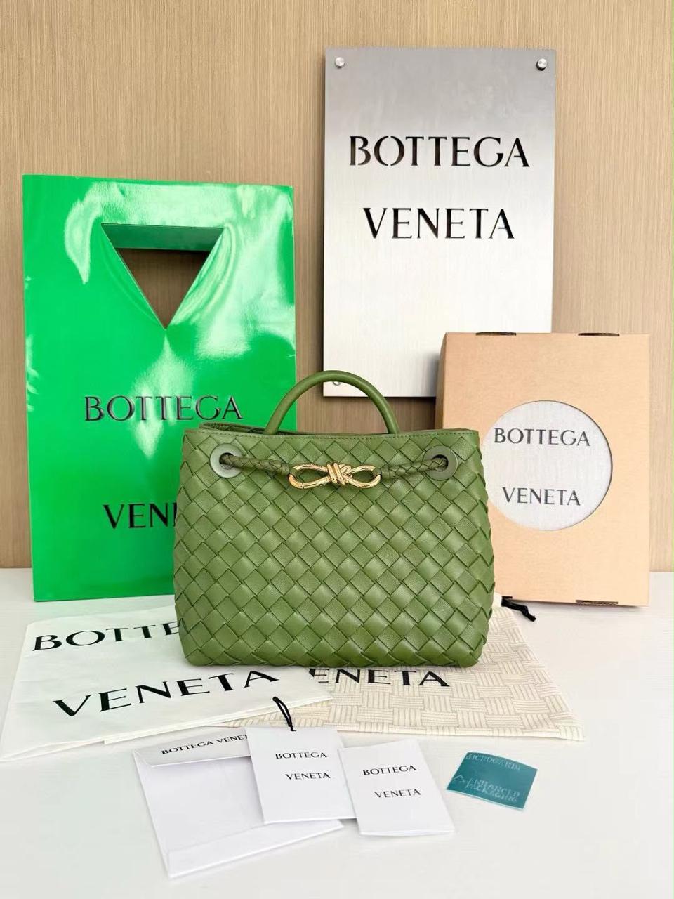 Ladies bo**ega bags