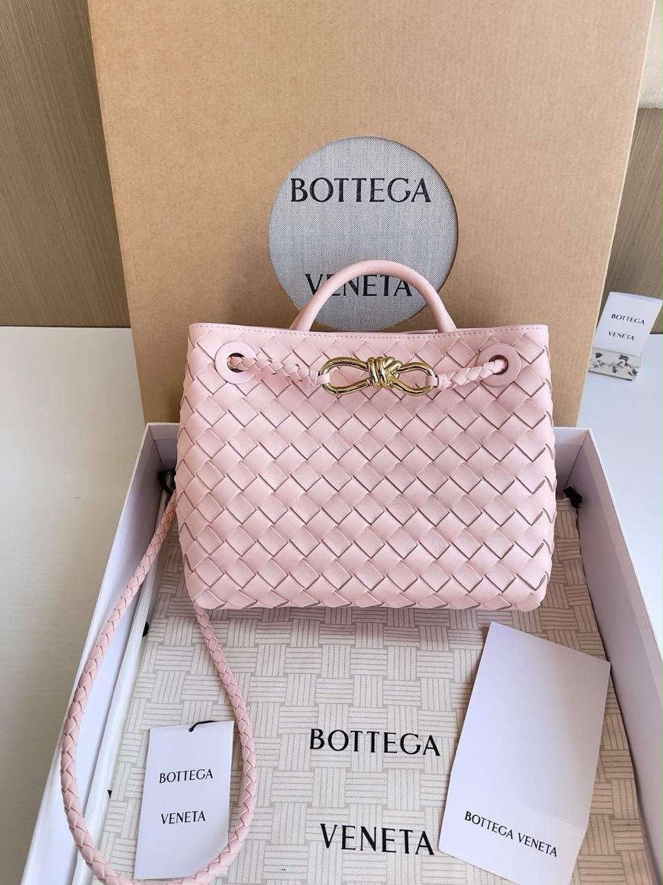 Ladies bo**ega bags