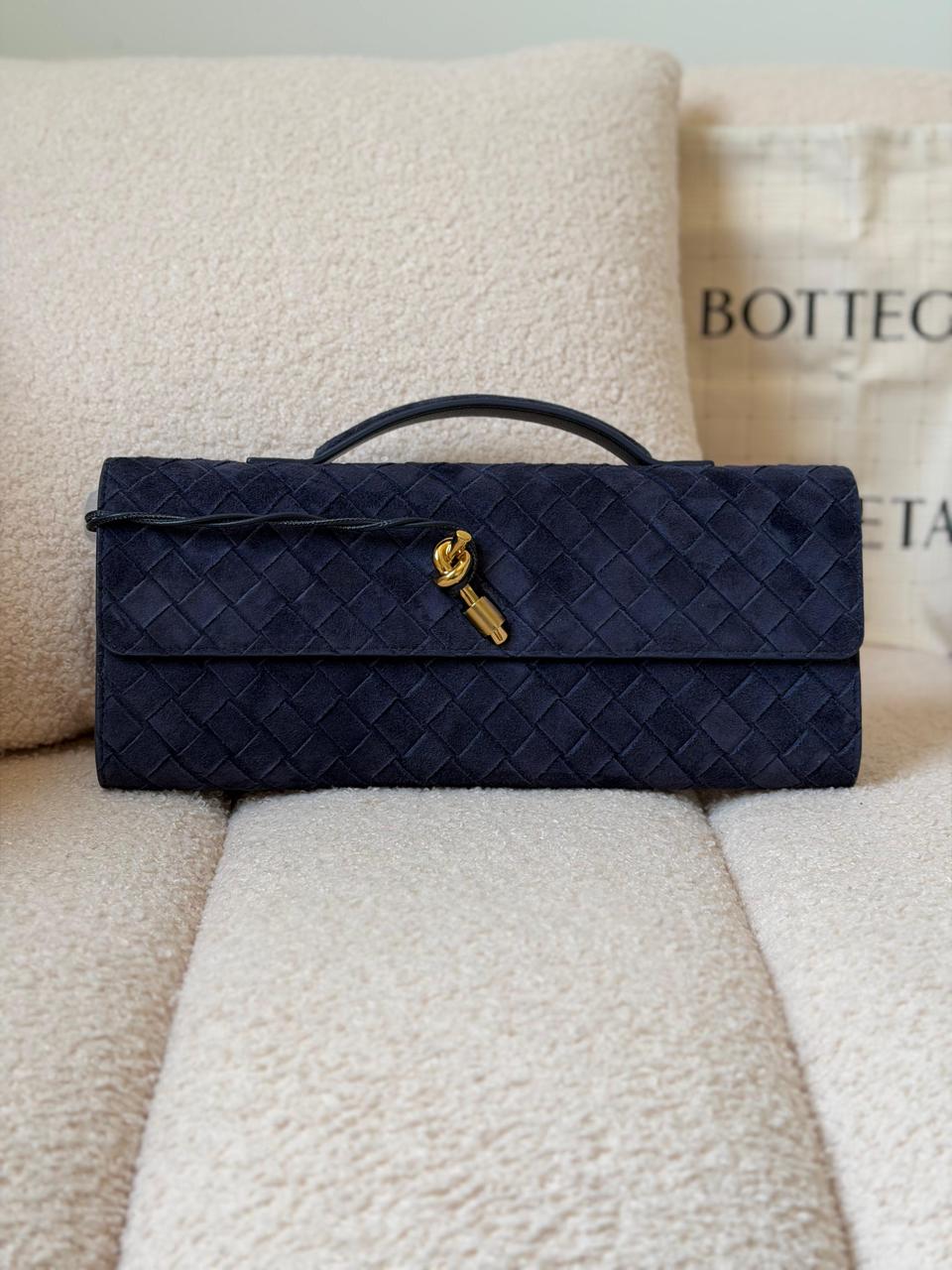 Ladies bo**ega bags