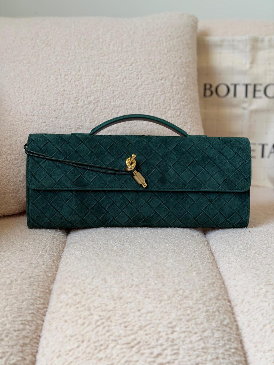 Ladies bo**ega bags