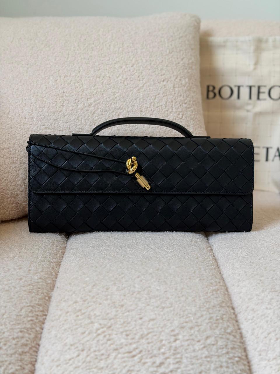 Ladies bo**ega bags
