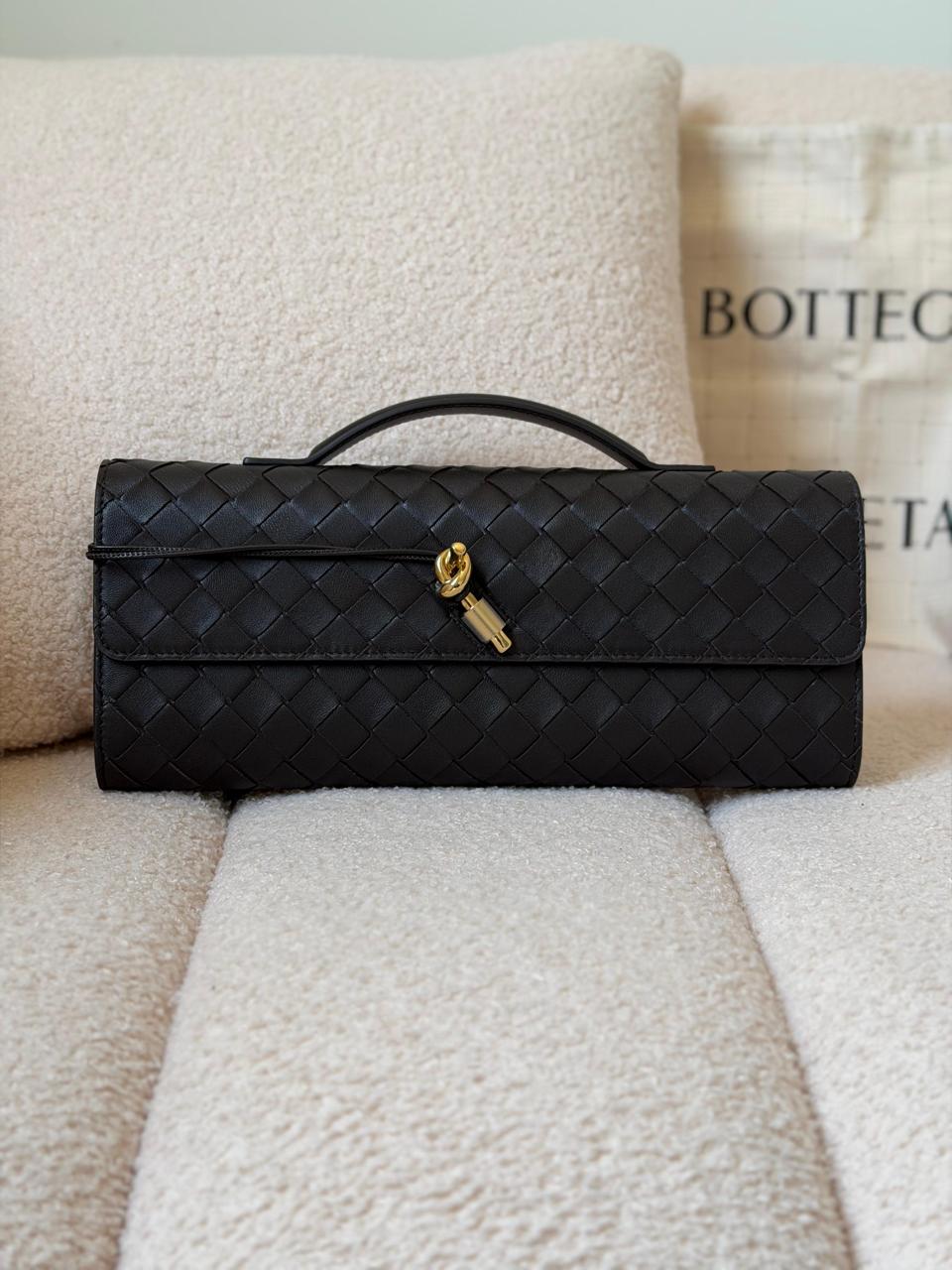 Ladies bo**ega bags