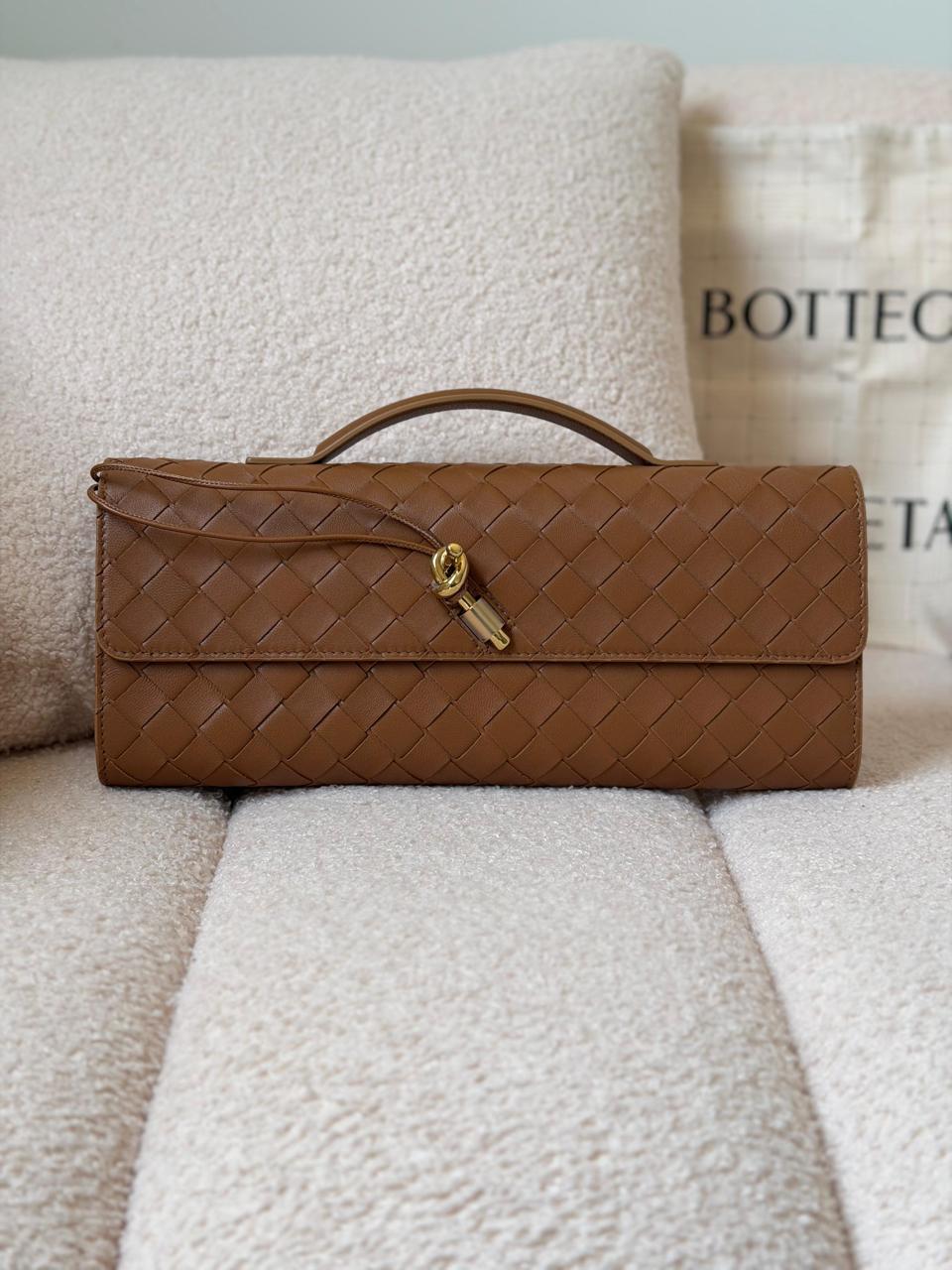 Ladies bo**ega bags