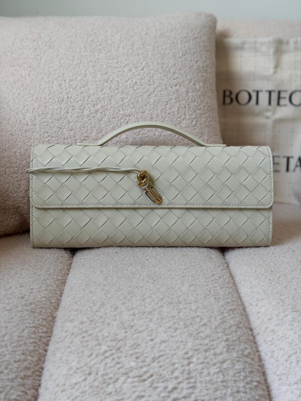 Ladies bo**ega bags