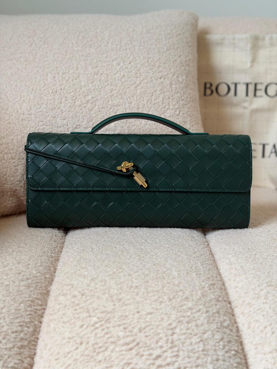 Ladies bo**ega bags