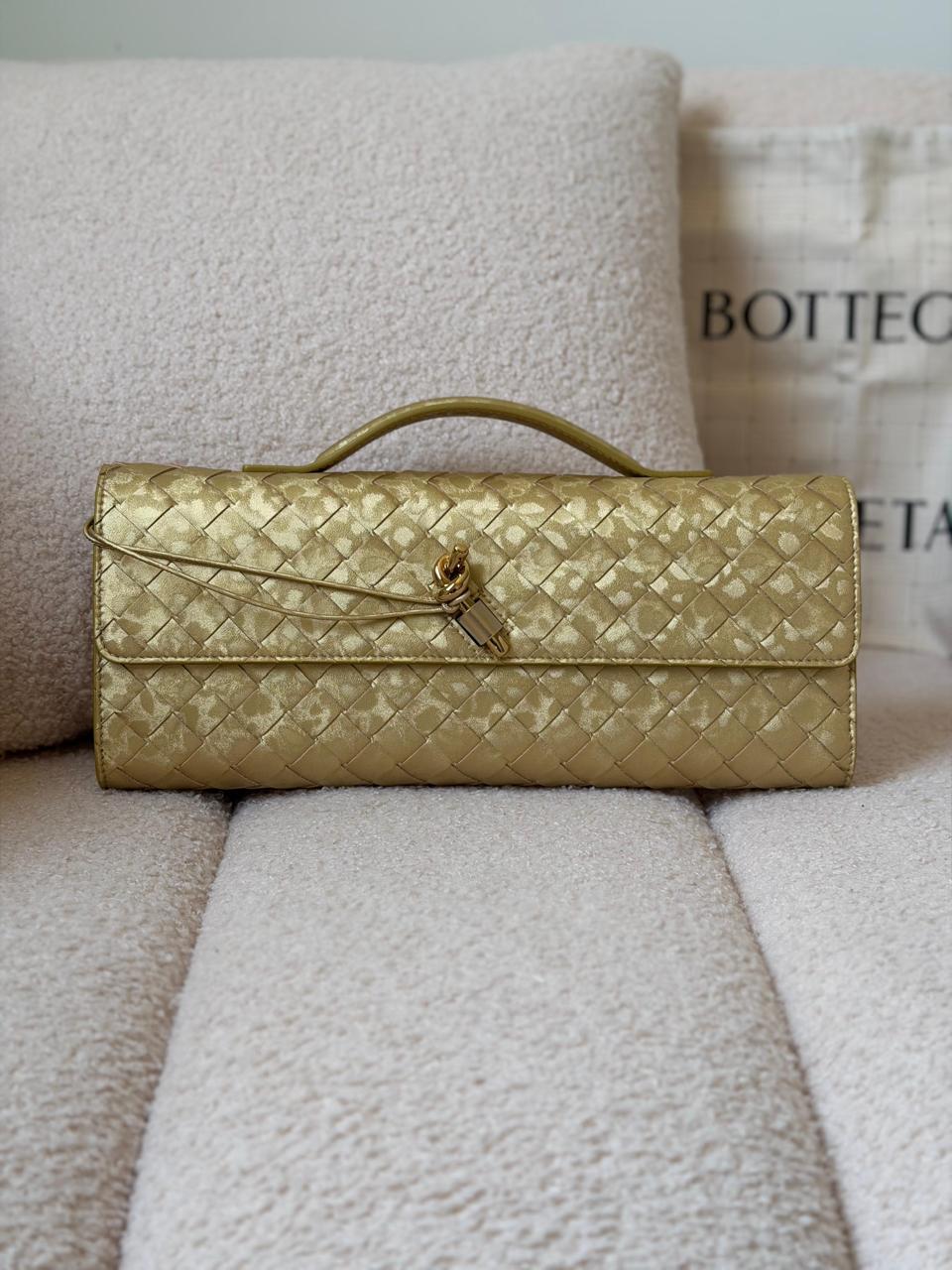 Ladies bo**ega bags