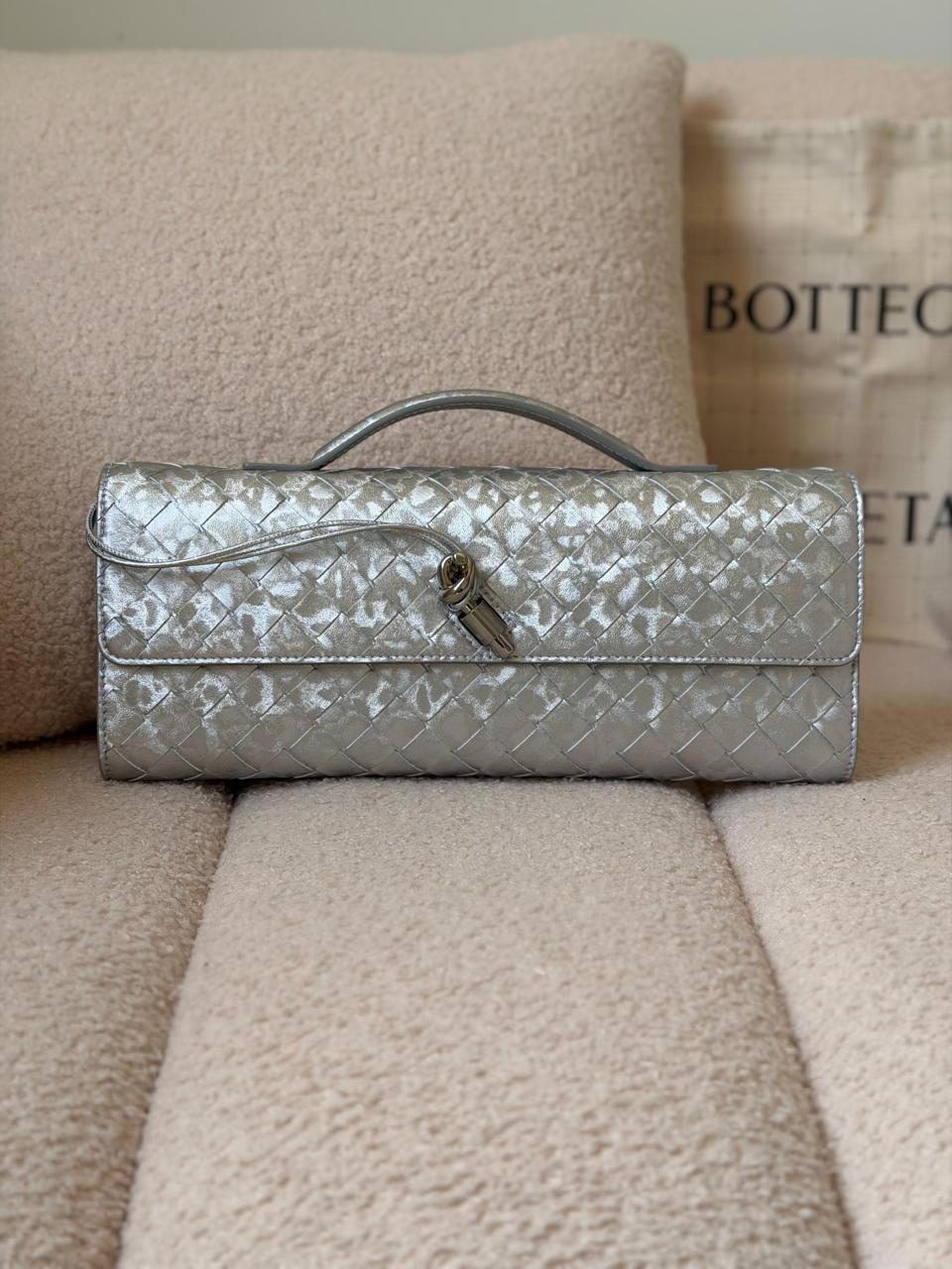 Ladies bo**ega bags