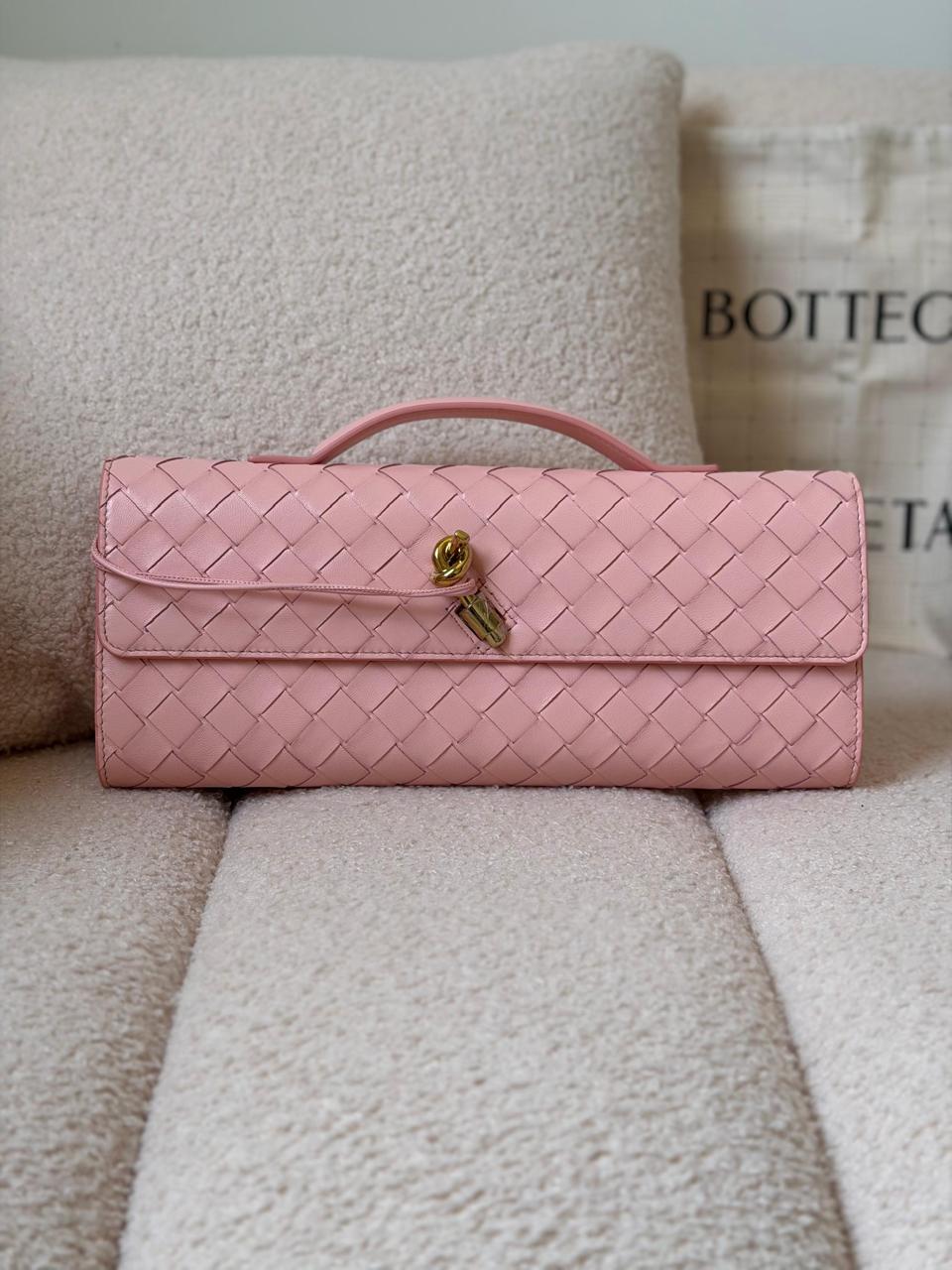 Ladies bo**ega bags