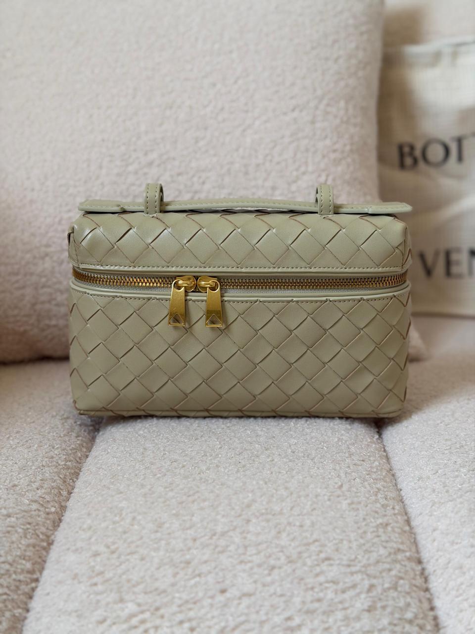 Ladies bo**ega bags
