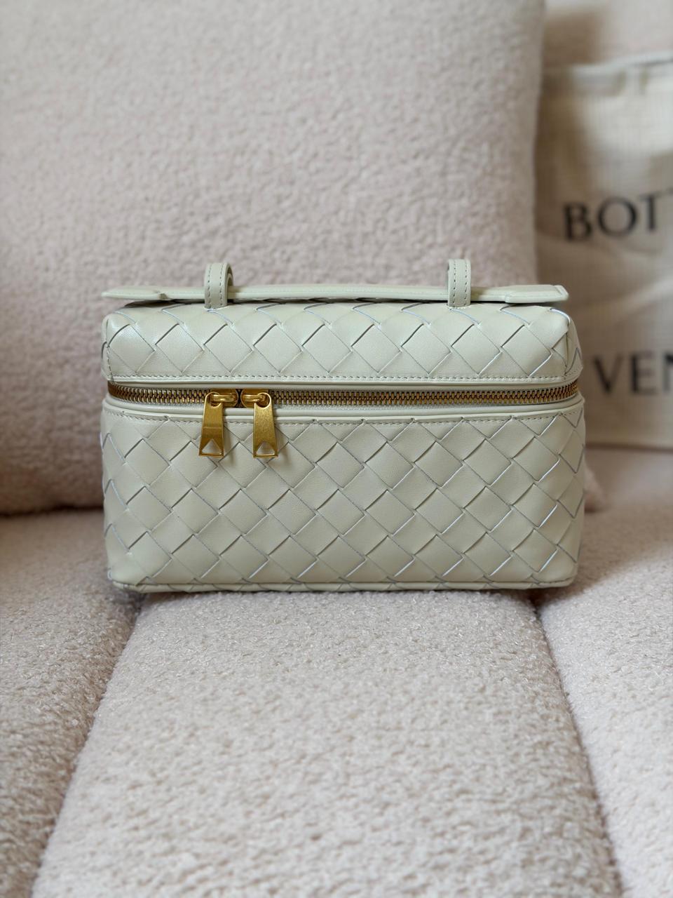 Ladies bo**ega bags