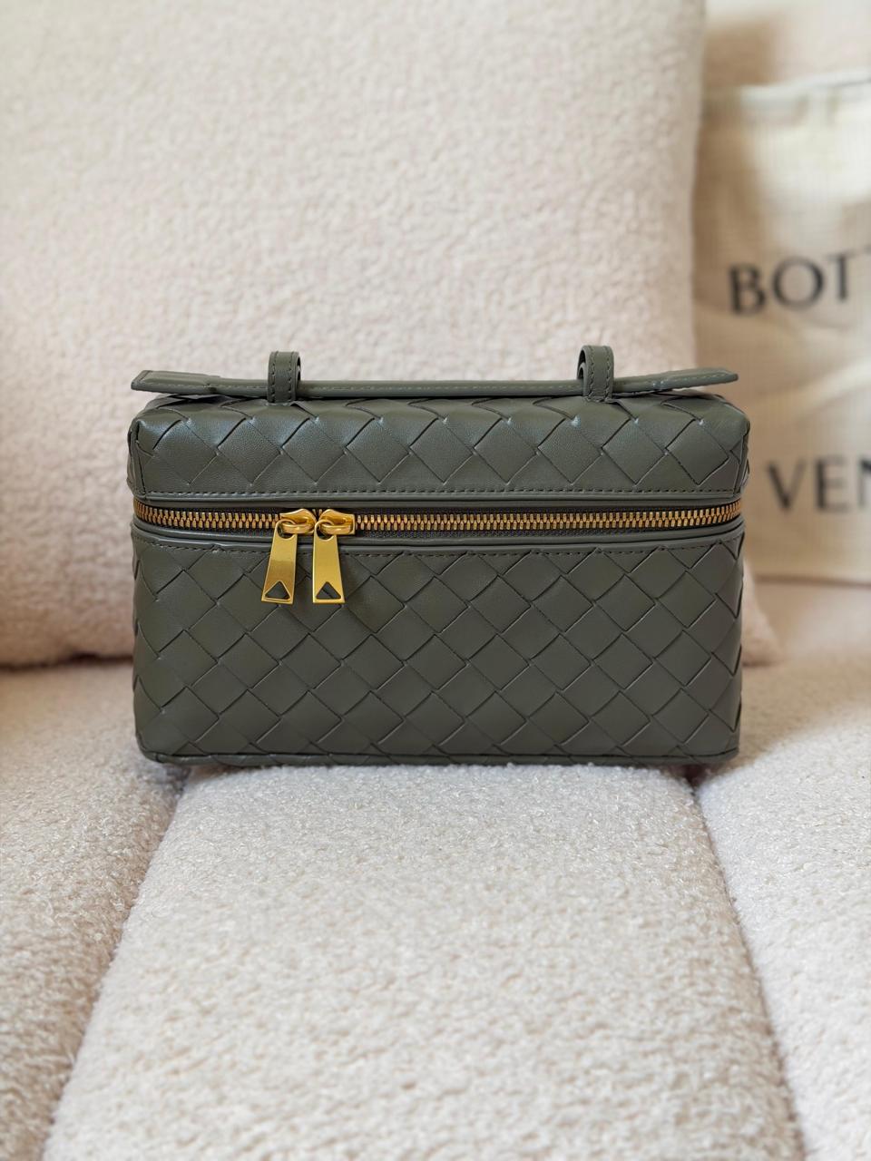 Ladies bo**ega bags