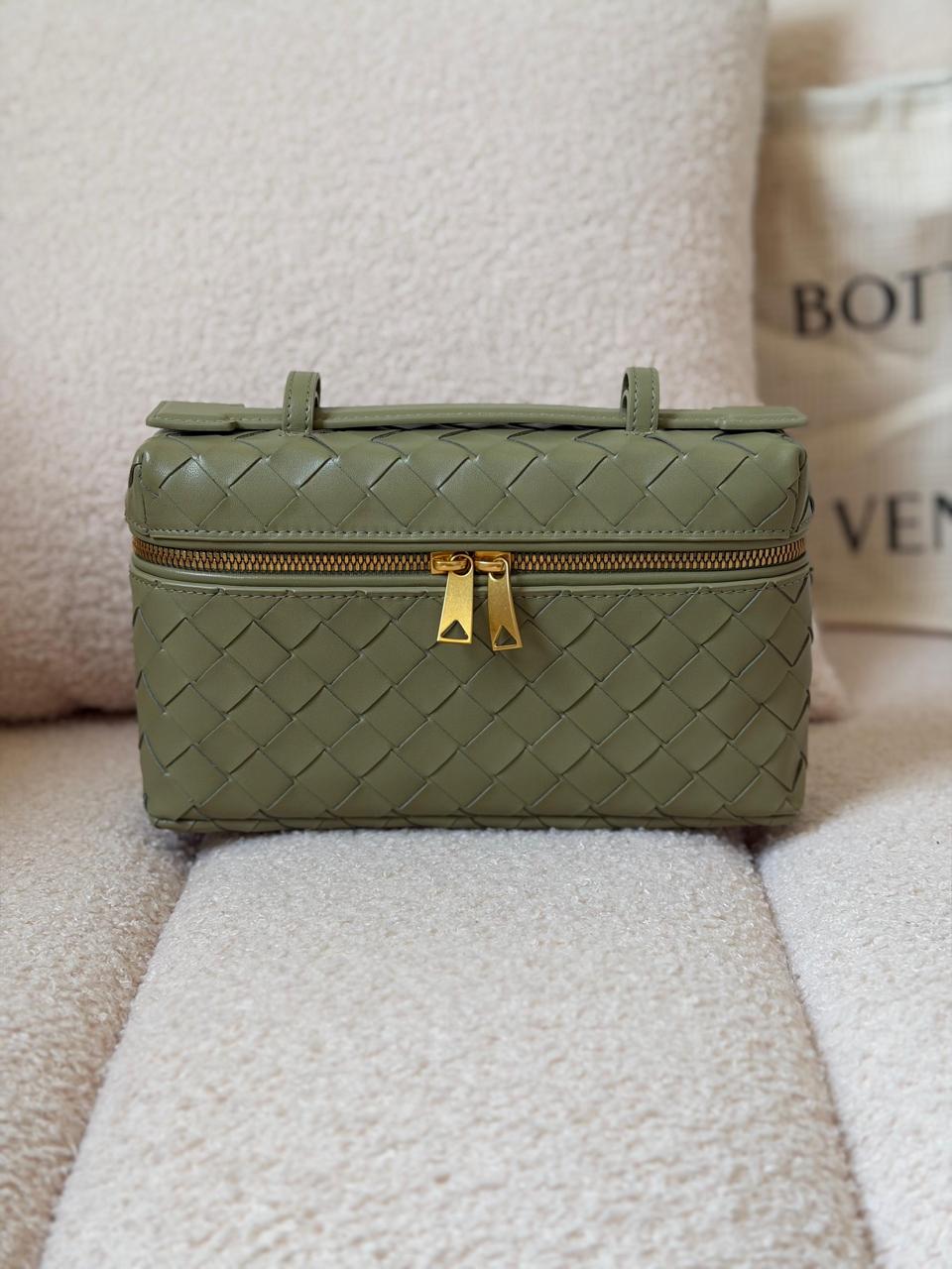 Ladies bo**ega bags
