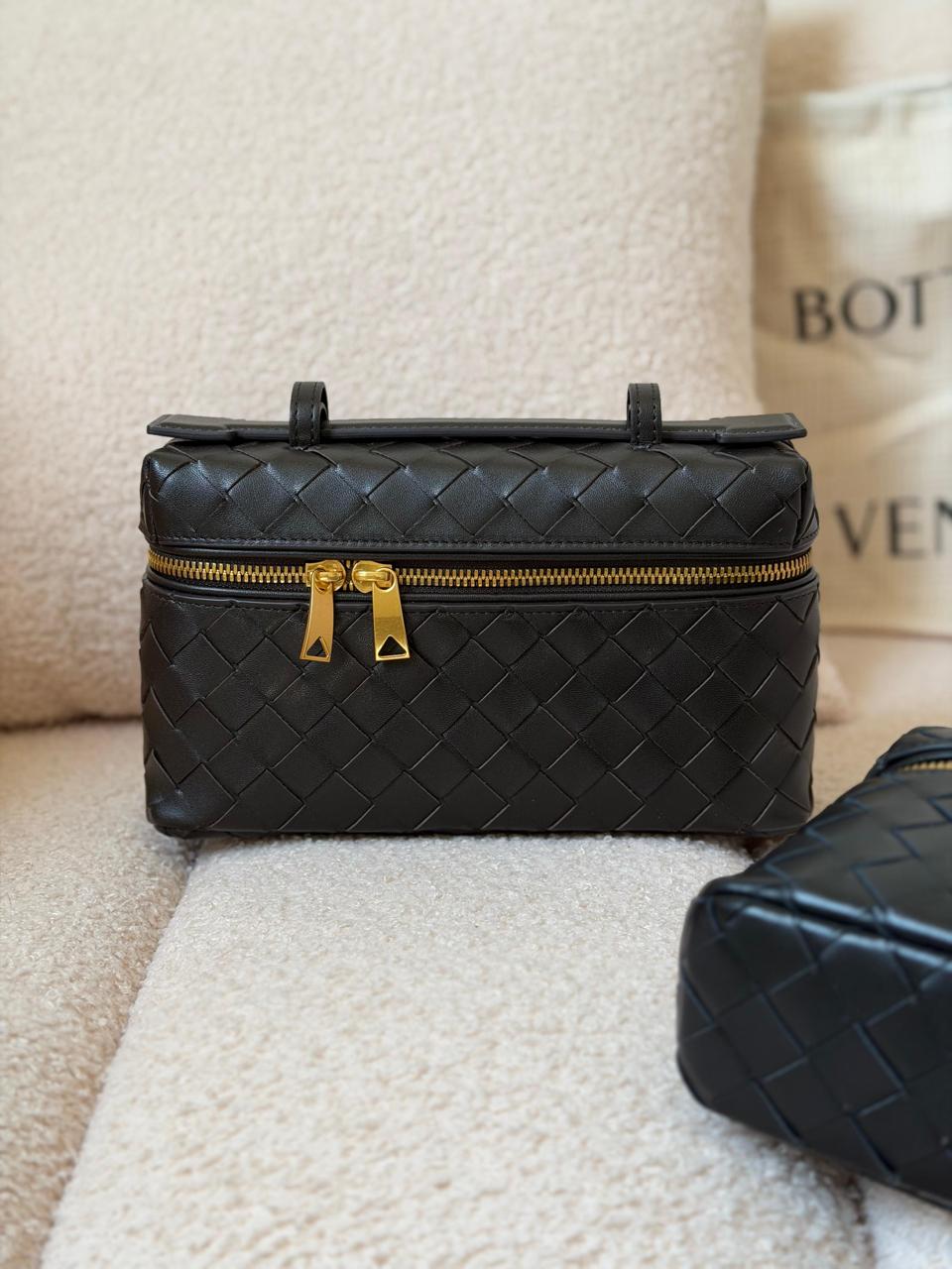 Ladies bo**ega bags