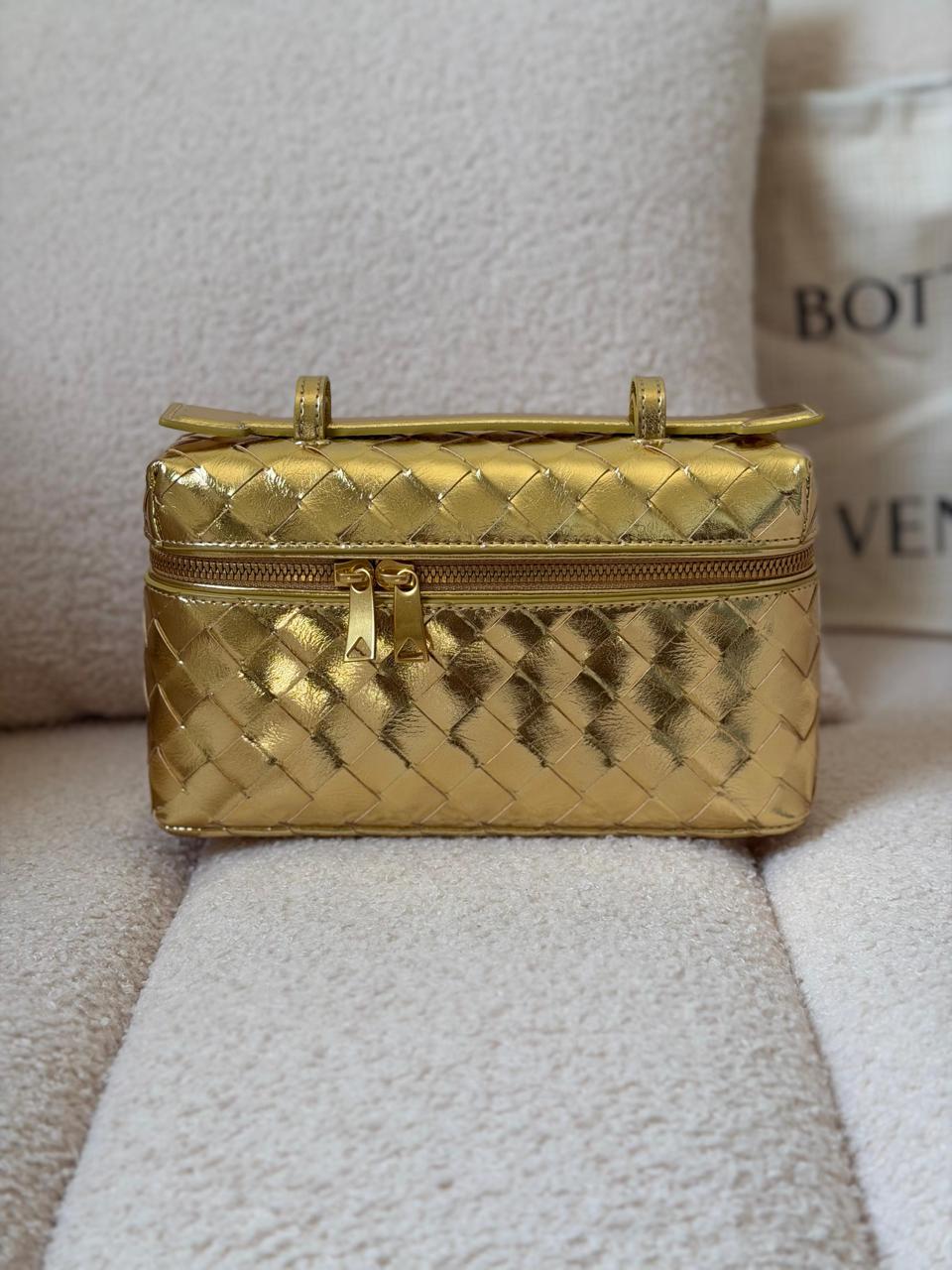 Ladies bo**ega bags