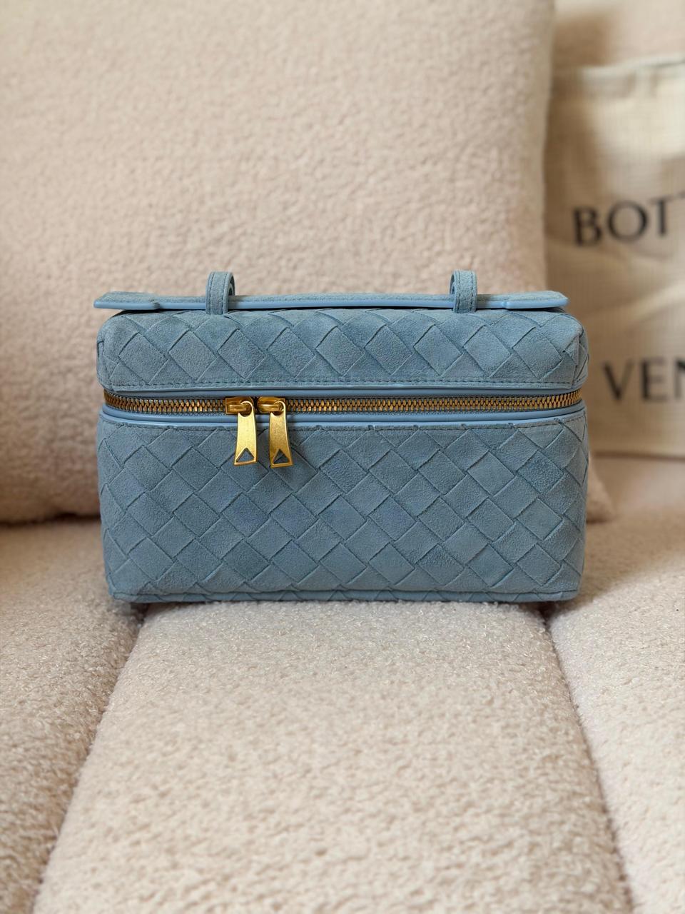Ladies bo**ega bags